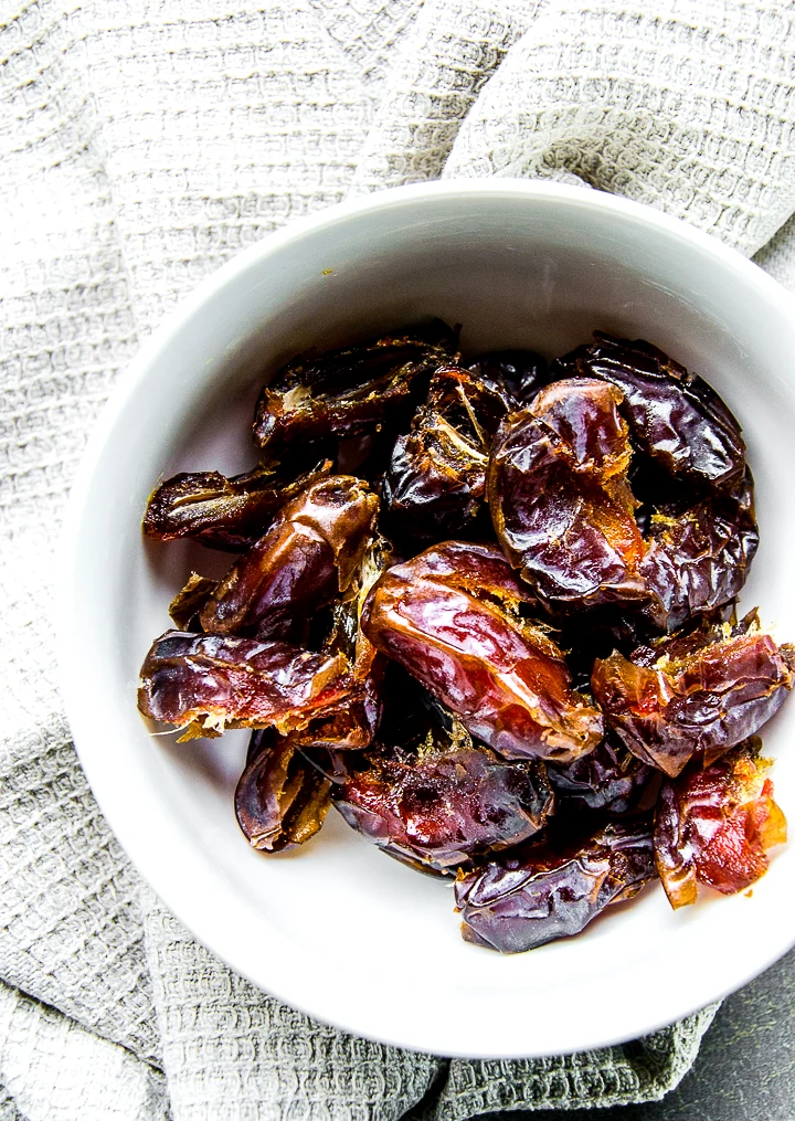 Medjool dates for caramel hazelnut balls
