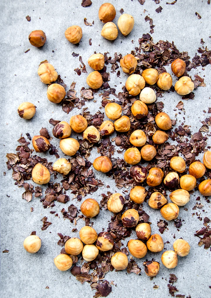 Removing skins from roasted hazelnuts