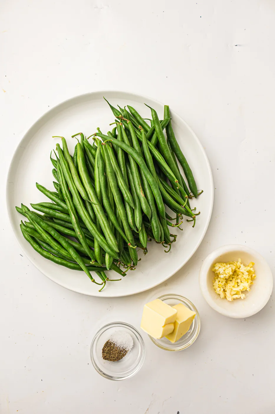 Fresh green beans, butter, garlic, salt, and black pepper